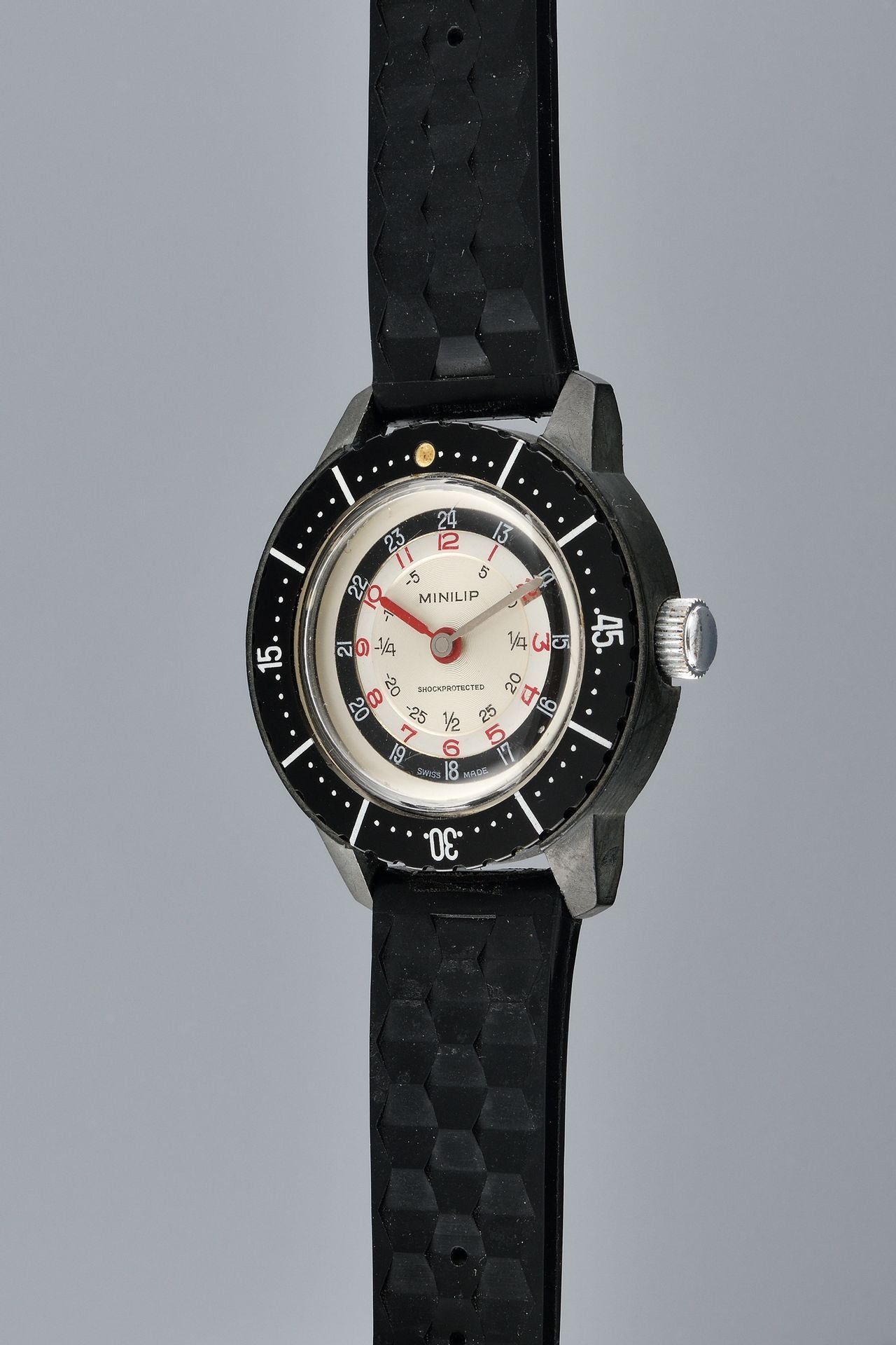 Montre LIP Minilip Vintage – Esthétique Rétro des Années 70 en Plastique Noir